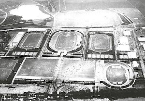 Der Sportpark Müngersdorf mit Schwimmbad (links) und Stadion (Mitte) kurz nach seiner Eröffnung im Jahr 1926. Im Hintergrund ist gut der Adenauer Weiher zu erkennen, der Stadtwald in dieser Zeit war noch nicht sehr hoch gewachsen. Foto: Carl und Liselott Diem Archiv